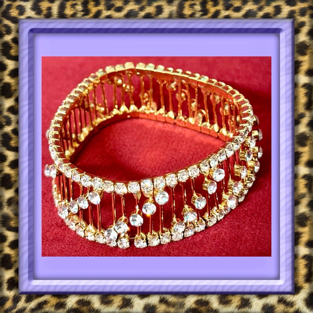👑✅PRICE FIRM✅ Elegant Gold Faux Crystal Fashion Bracelet. NWOT